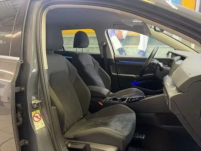 Gebraucht VW Golf VIII Style 150 PS (110 kW) 2024 Delfingrau metallic Kombi