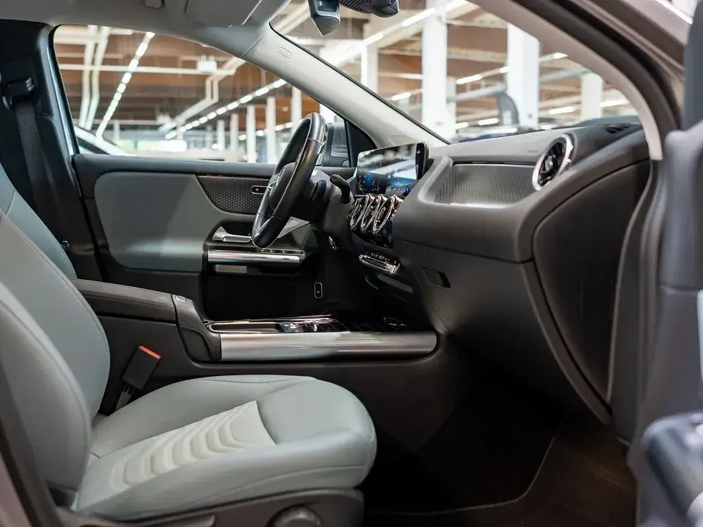 Gebraucht Mercedes GLA220 Advanced 190 PS (139 kW) 2023 Grau / mountaingrau SUV