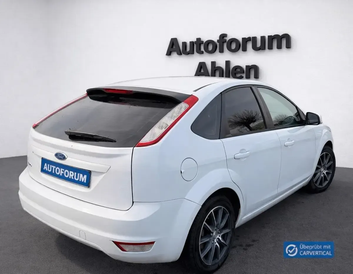 Używany Ford Focus 101 KM (74 kW) 2012 Biały Sedan/Limuzyna