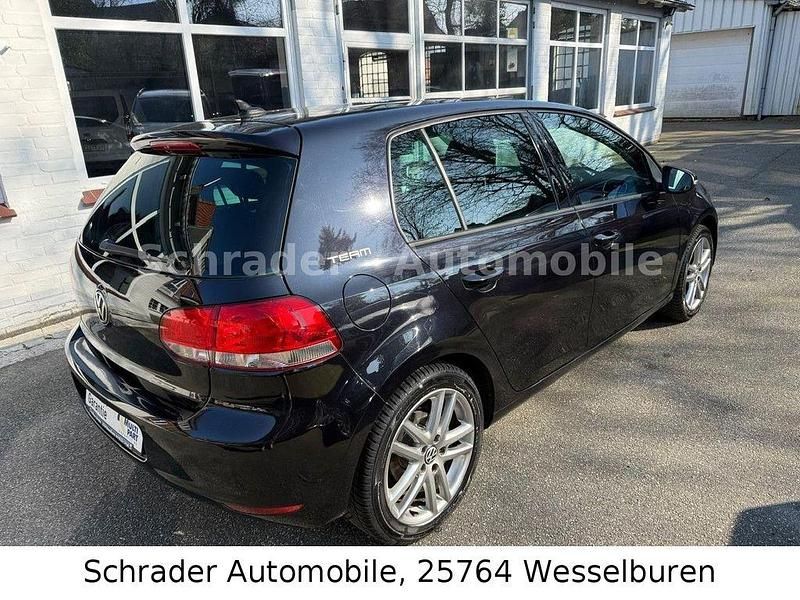 Gebraucht VW Golf VI Team 105 PS (77 kW) 2011 Schwarz Kleinwagen