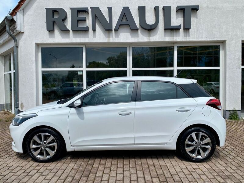 Weiß Gebraucht 2016 Hyundai i20 Limousine | 7.499 € (Fairer Preis) - Bild 1/4