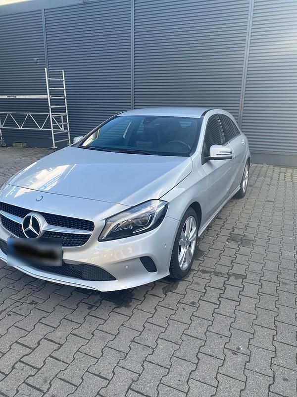 Gebraucht Mercedes A180 116 PS (85 kW) 2016 Silber Kleinwagen