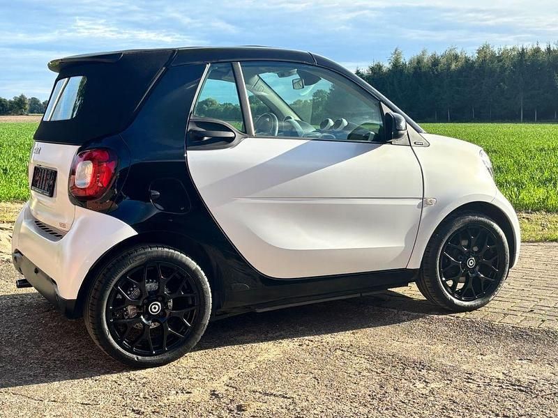 Weiß Gebraucht 2016 Smart ForTwo Cabrio Passion Cabrio | 13.990 € (Fairer Preis) - Bild 1/4