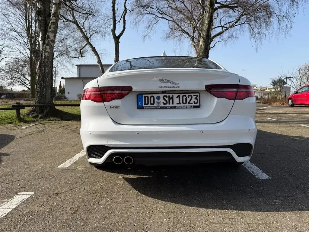 Gebraucht Jaguar XE R-Dynamic 204 PS (150 kW) 2021 Weiß Limousine