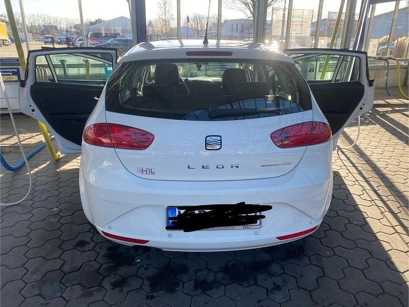 Weiß Gebraucht 2012 Seat Leon Copa Limousine | 2.800 € (Fairer Preis) - Bild 1/4
