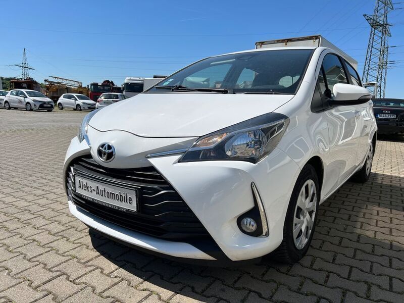 Weiß Gebraucht 2018 Toyota Yaris Limousine | 9.390 € (Fairer Preis) - Bild 1/4
