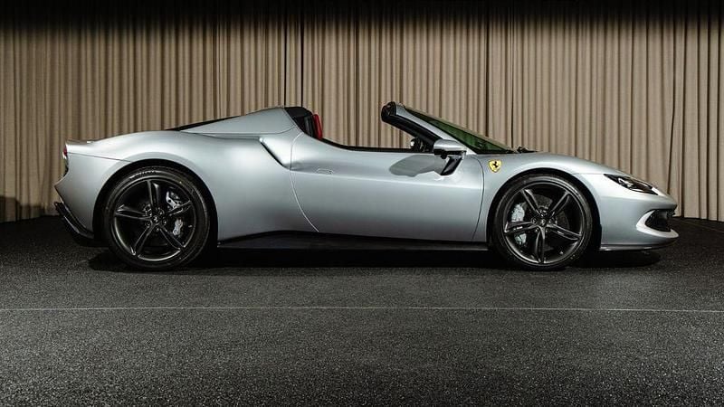 Neu Ferrari 296 2025 Silber Cabrio