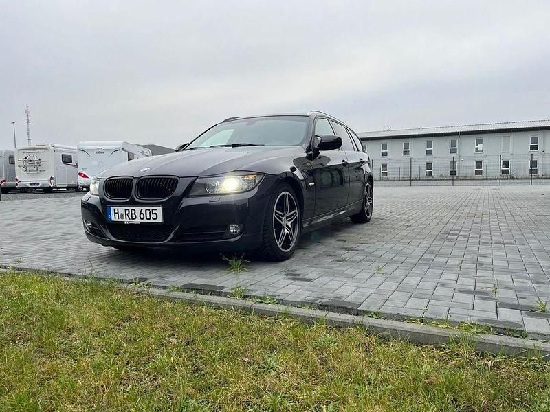 Gebraucht BMW 320 Exclusive 250 PS (183 kW) 2012 Schwarz Kombi