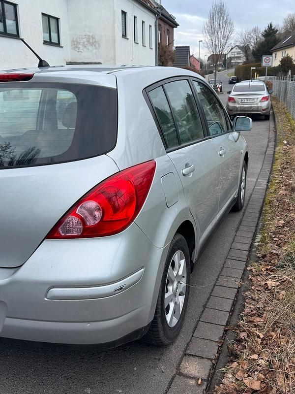 Gebraucht Nissan Tiida 110 PS (80 kW) 2009 Silber Kleinwagen