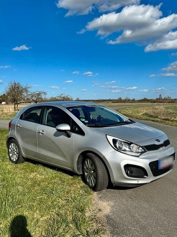 Second-hand Kia Rio 90 CP (66 kW) 2012 Argintiu Berlinǎ