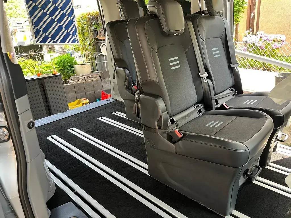 Gebraucht Ford Tourneo 170 PS (125 kW) 2025 Silber Van / Kleinbus