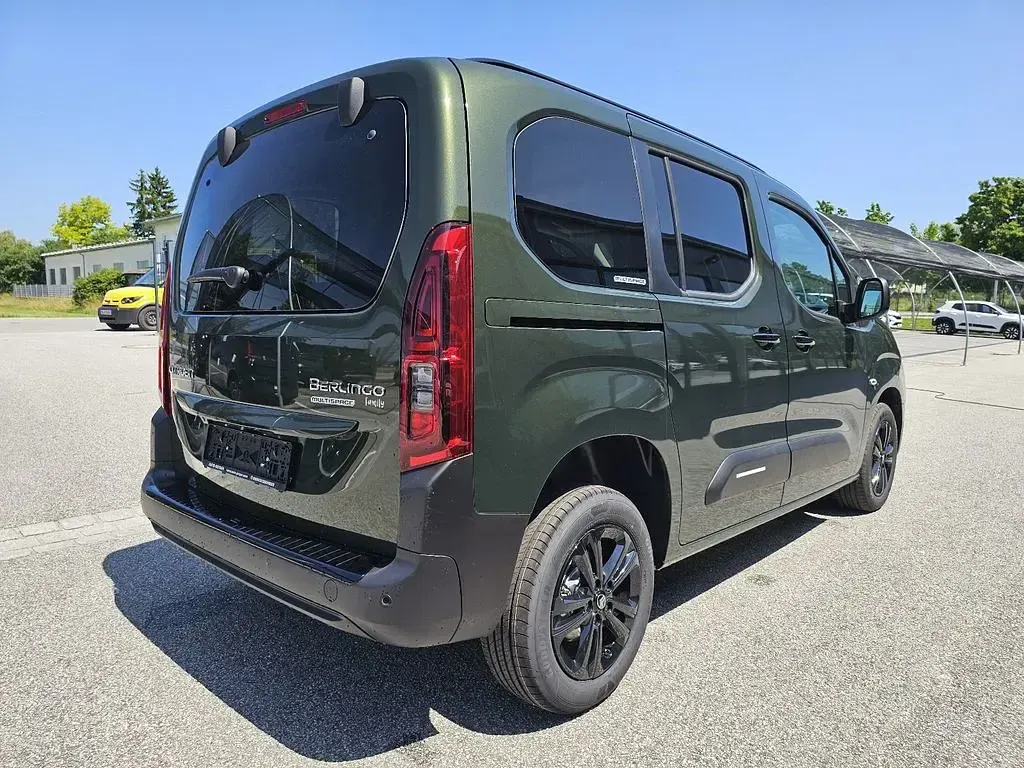 Neu Citroën Berlingo Comfort 131 PS (96 kW) 2026 Sirkkagrün Van / Kleinbus