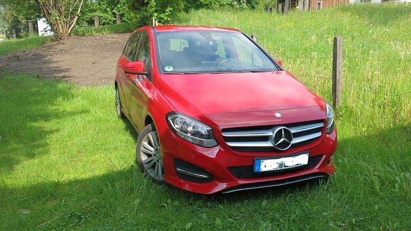 Rot Gebraucht 2015 Mercedes B180 Style Van / Kleinbus | 11.000 € (Fairer Preis) - Bild 1/1