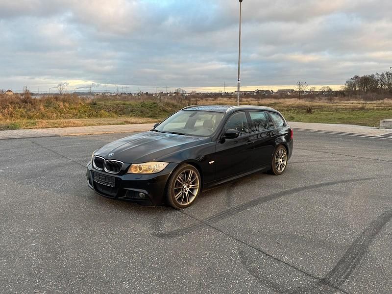 Schwarz Gebraucht 2010 BMW 330 Sport Line Kombi | 8.499 € (Fairer Preis) - Bild 1/4