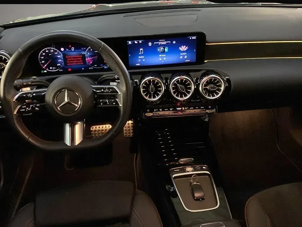 Gebraucht Mercedes A180 AMG line 136 PS (100 kW) 2025 Manufacturer Limousine