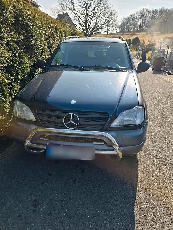 Blau Gebraucht 1999 Mercedes ML320 SUV | 2.999 € (Guter Preis) - Bild 1/4