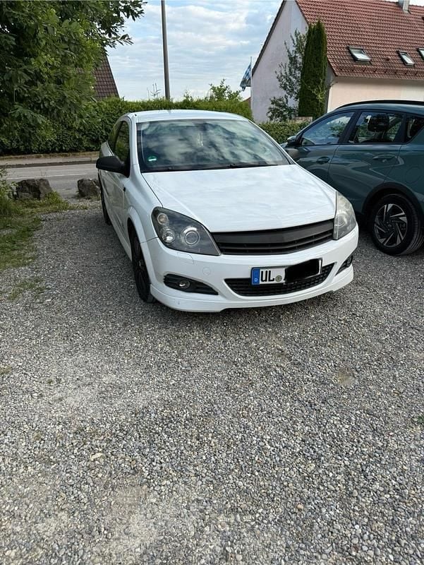 Weiß Gebraucht 2009 Opel Astra GTC OPC Coupé | 3.000 € (Fairer Preis) - Bild 1/4
