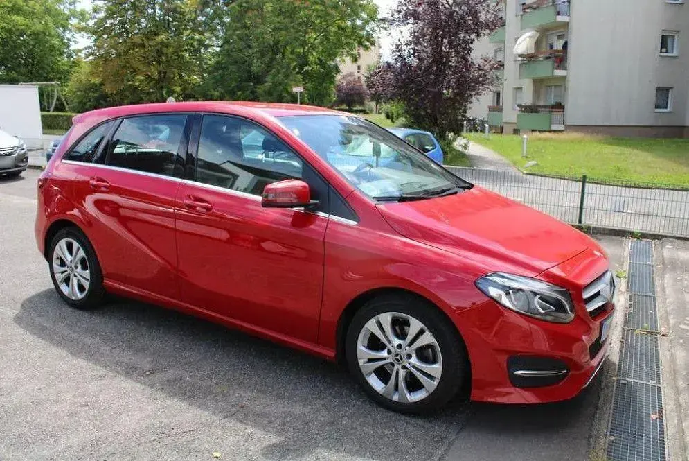 Gebraucht Mercedes B200 156 PS (114 kW) 2018 Rot Kleinwagen