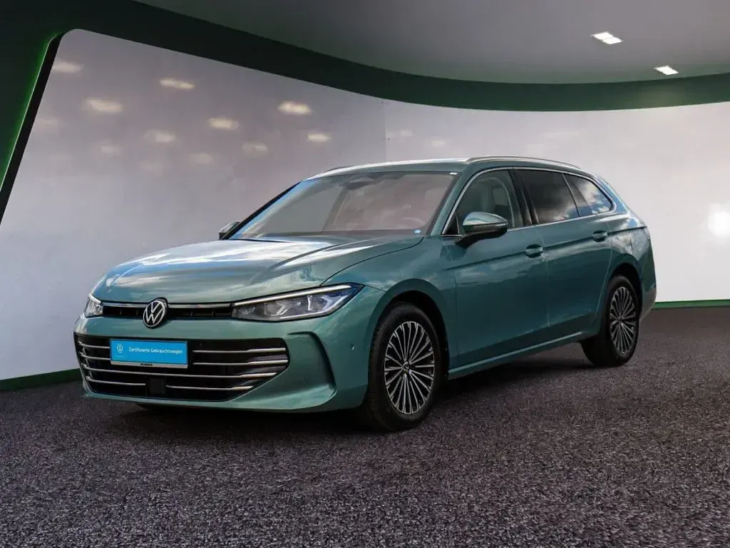 Gebraucht VW Passat Elegance 150 PS (110 kW) 2025 Grün / mariposit grün Kombi