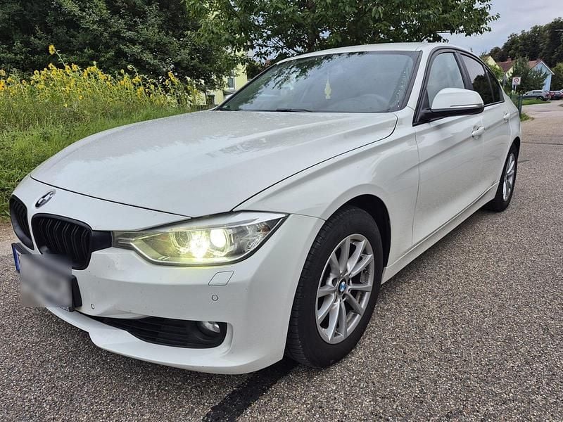Weiß Gebraucht 2012 BMW 320 Limousine | 7.300 € (Superpreis) - Bild 1/4