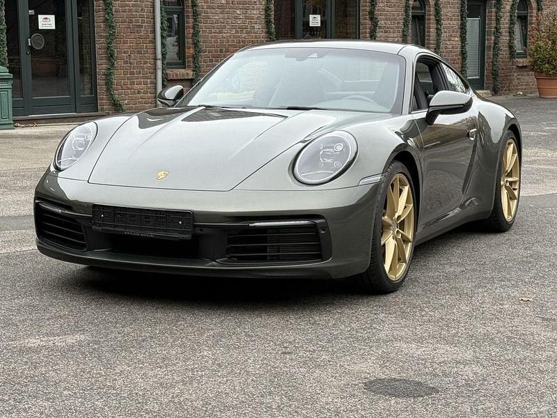 Aventuringrünmetallic Gebraucht 2024 Porsche 911 Carrera Coupé | 126.790 € (Fairer Preis) - Bild 1/4