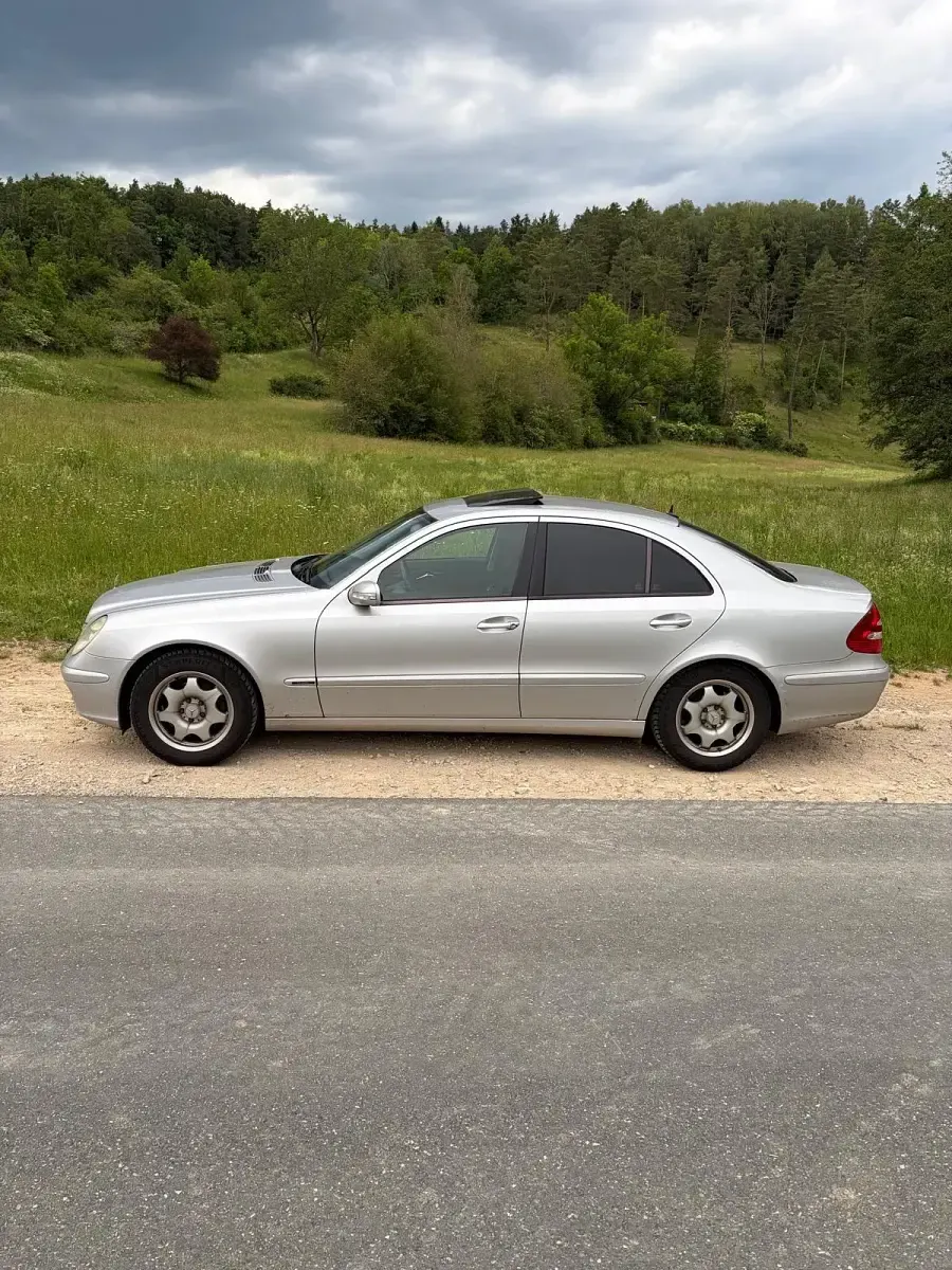 Gebraucht Mercedes E220 Classic 150 PS (110 kW) 2004 Silber Limousine