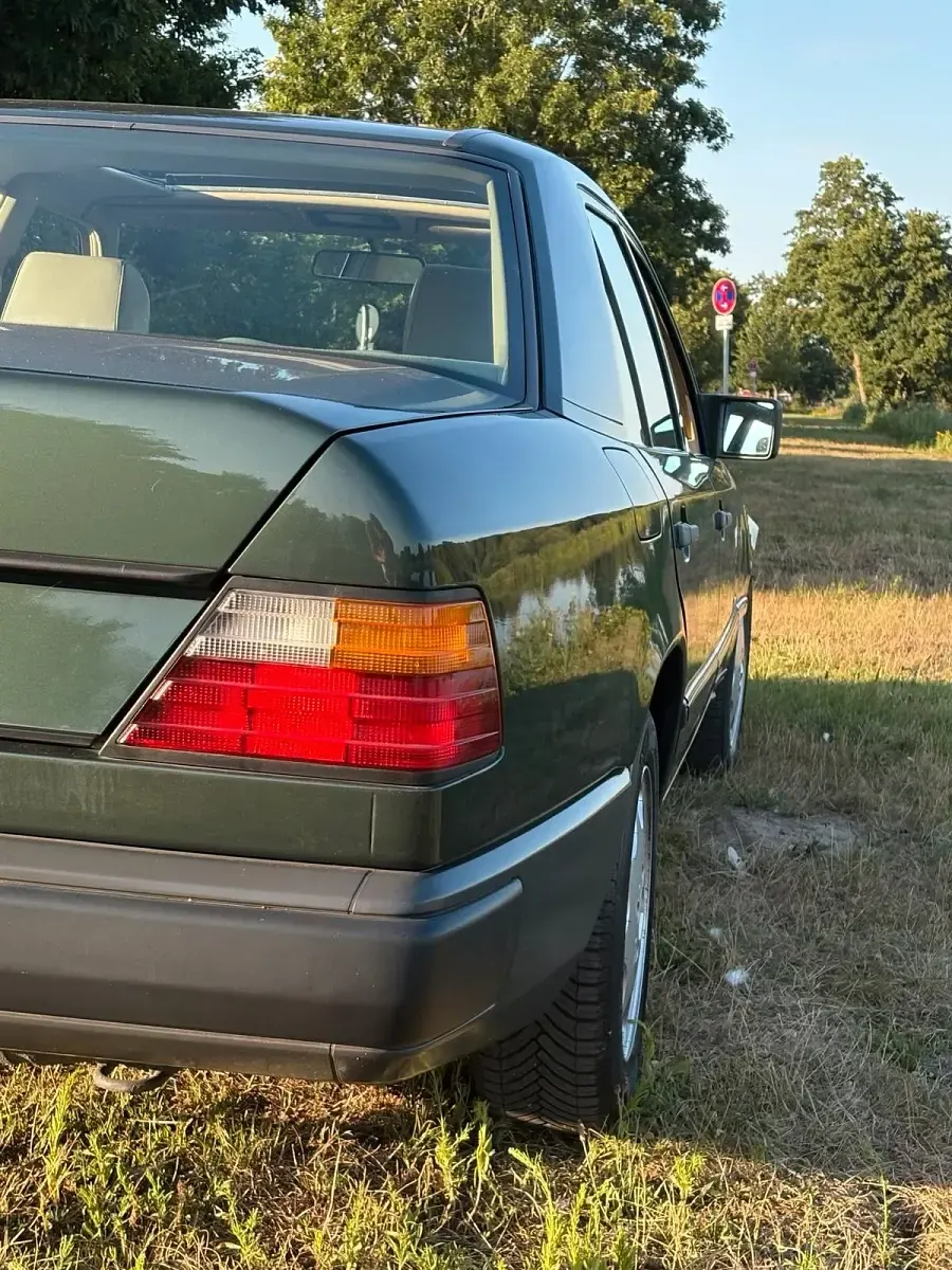Gebraucht Mercedes E300 180 PS (132 kW) 1987 Grün Limousine