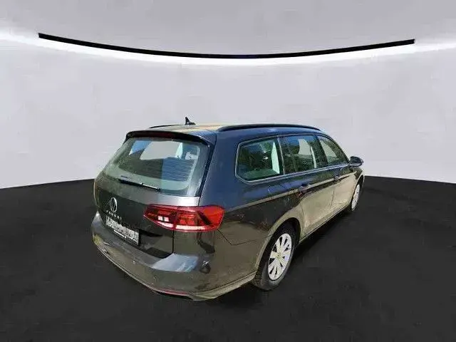 Gebraucht VW Passat Basis 122 PS (89 kW) 2023 Grau Kombi