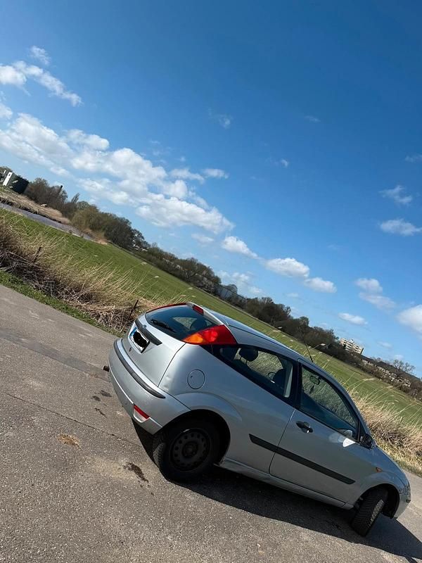 Second-hand Ford Focus 75 CP (55 kW) 2004 Gri Hatchback