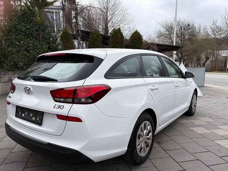Gebraucht Hyundai i30 Select 110 PS (80 kW) 2017 Polar white / sol Kombi