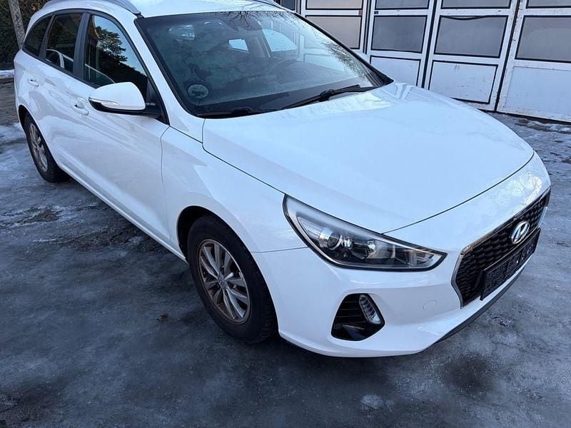 Gebraucht Hyundai i30 120 PS (88 kW) 2017 Weiß Limousine