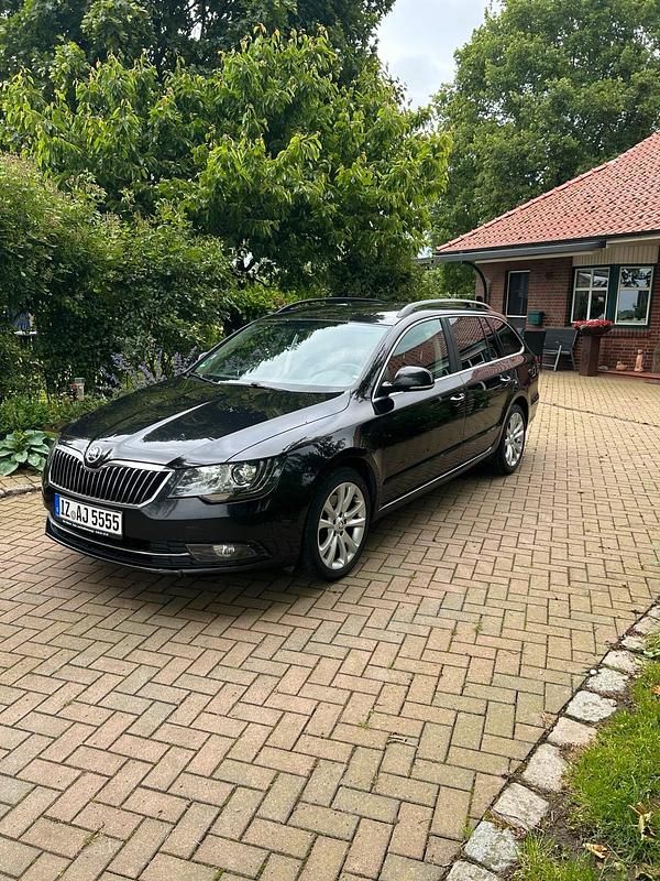 Schwarz Gebraucht 2015 Skoda Superb Kombi | 7.000 € (Guter Preis) - Bild 1/4