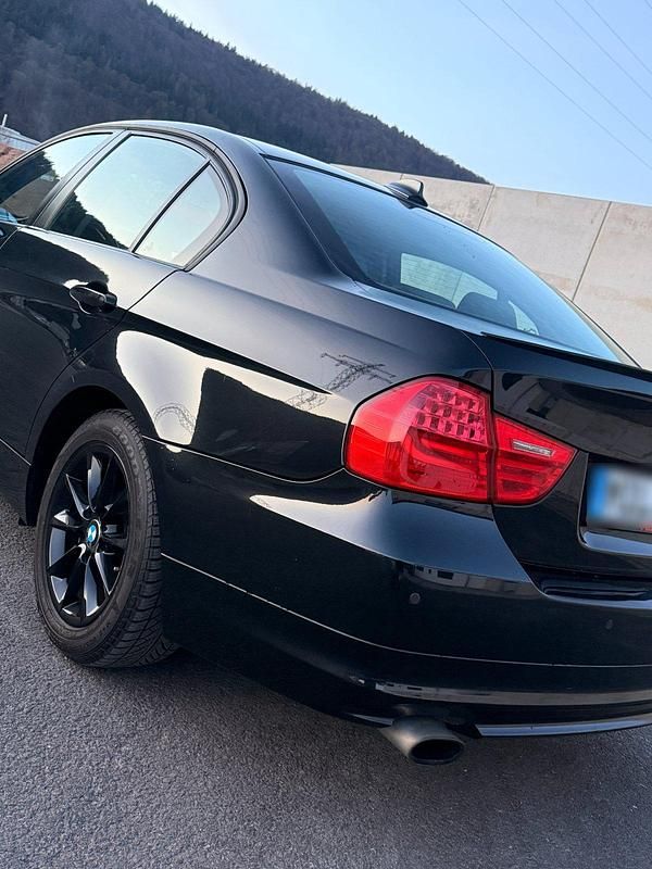 Gebraucht BMW 320 170 PS (125 kW) 2009 Schwarz Limousine
