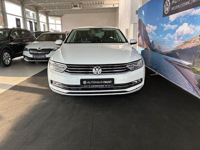 Gebraucht VW Passat Comfortline 150 PS (110 kW) 2018 Weiß Limousine