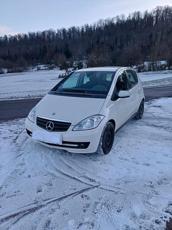 Weiß Gebraucht 2011 Mercedes A180 Limousine | 2.500 € (Guter Preis) - Bild 1/4