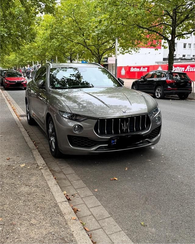 Grau Gebraucht 2018 Maserati Levante SUV | 37.000 € (Teuer) - Bild 1/1
