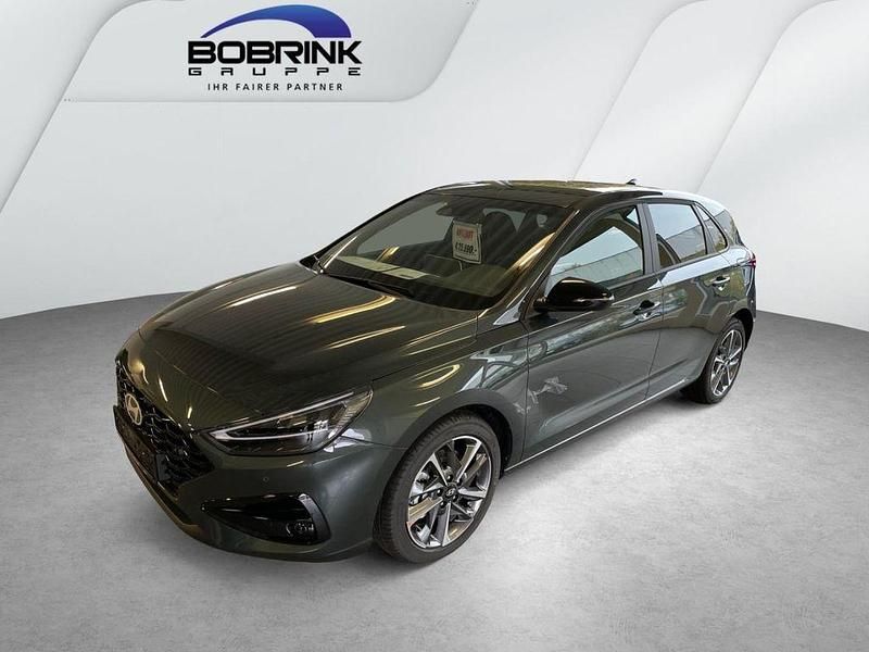 Grün Neu 2025 Hyundai i30 Advantage Limousine | 25.990 € (Etwas zu teuer) - Bild 1/4