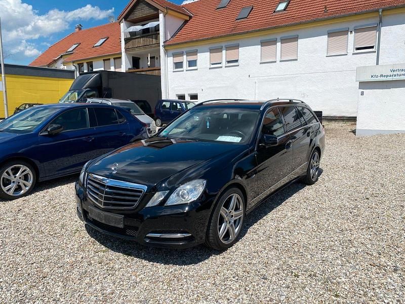 Schwarz Gebraucht 2012 Mercedes E250 Avantgarde Kombi | 11.900 € (Fairer Preis) - Bild 1/4