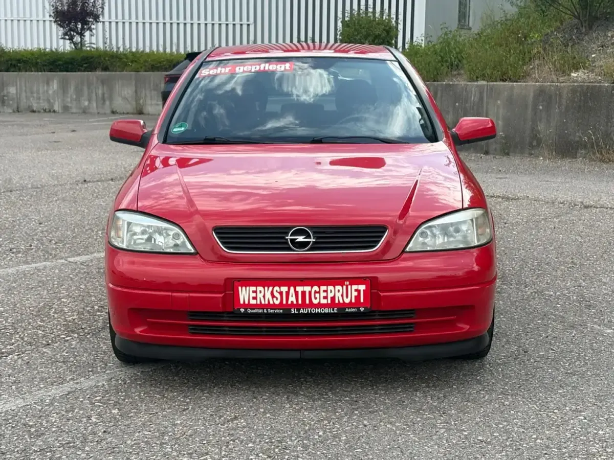 Gebraucht Opel Astra Elegance 103 PS (75 kW) 2013 Rot Limousine