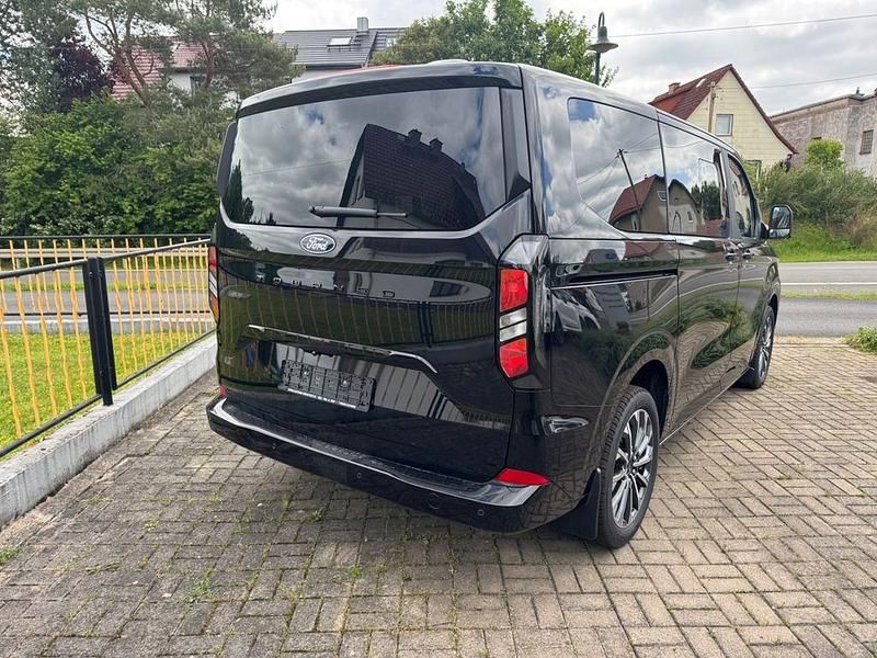 Neu Ford Tourneo Titanium 150 PS (110 kW) 2025 Agateschwarz Van / Kleinbus