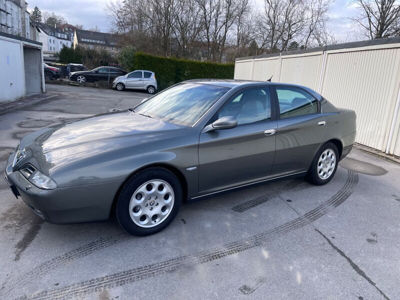 Grau Gebraucht 2002 Alfa Romeo 166 Distinctive Limousine | 11.999 € (Teuer) - Bild 1/4