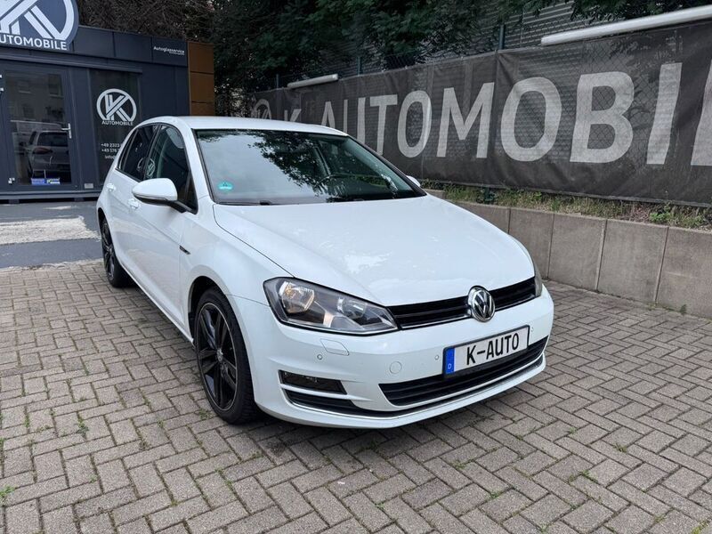 Weiß Gebraucht 2015 VW Golf VII LOUNGE Limousine | 13.790 € (Guter Preis) - Bild 1/4