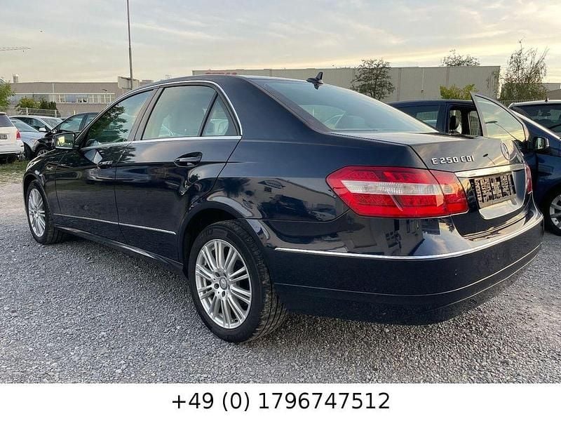Gebraucht Mercedes E250 204 PS (150 kW) 2012 Blau Limousine