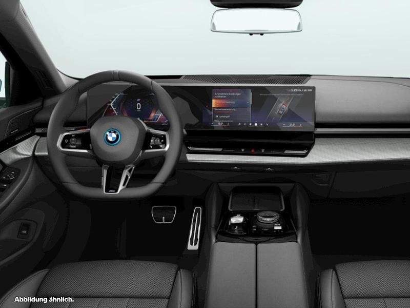 Grün Gebraucht 2024 BMW i5 M Sport Kombi | 62.440 € (Teuer) - Bild 1/1