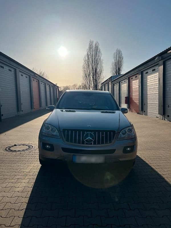 Gebraucht Mercedes ML320 254 PS (186 kW) 2008 Gold SUV