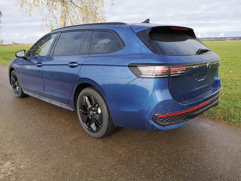 Neu VW Passat R-line 220 PS (161 kW) 2025 Reefblau metallic Kombi