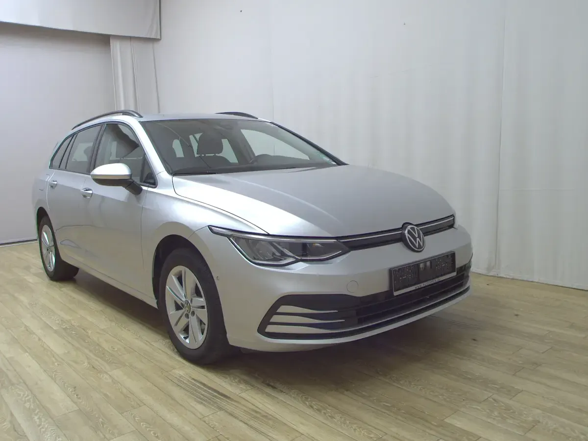 Second-hand VW Golf VIII Life 116 CP (85 kW) 2022 Argintiu Berlinǎ