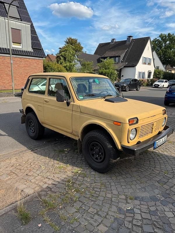 Gelb Gebraucht 2010 Lada niva SUV | 6.700 € (Guter Preis) - Bild 1/4