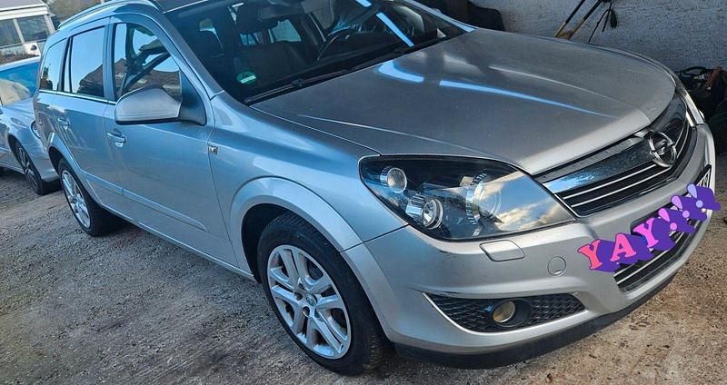 Gebraucht Opel Astra Edition 101 PS (74 kW) 2010 Silber Kombi