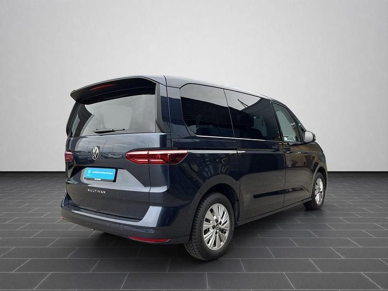 Gebraucht VW Multivan Basis 204 PS (150 kW) 2024 Starlight blue metallic (metallic) Van